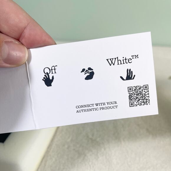 Off-White Silicone Arrow 2nd Generation Airpod Case nwt - Picture 2 of 9